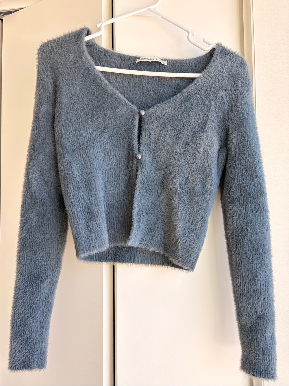 Abercrombie & Fitch Fuzzy Cropped Cardigan – Dusty Blue